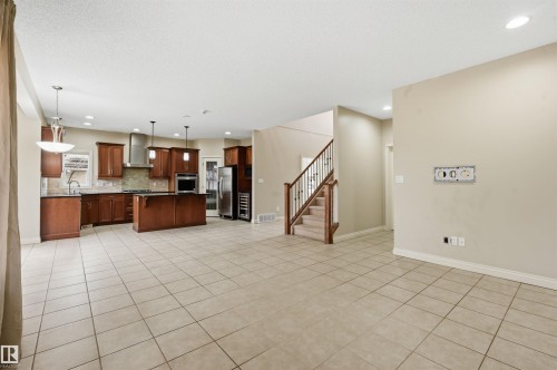 976 Hollingsworth Bend, Edmonton, AB - Indoor Photo Showing Kitchen