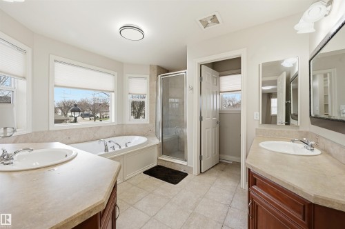 976 Hollingsworth Bend, Edmonton, AB - Indoor Photo Showing Bathroom