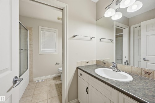 976 Hollingsworth Bend, Edmonton, AB - Indoor Photo Showing Bathroom