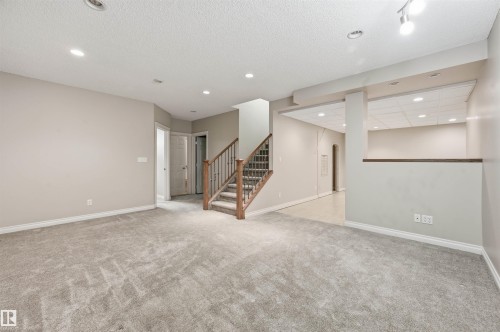 976 Hollingsworth Bend, Edmonton, AB - Indoor