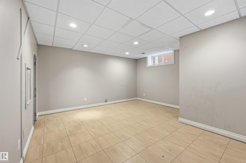 976 Hollingsworth Bend, Edmonton, AB - Indoor Photo Showing Other Room