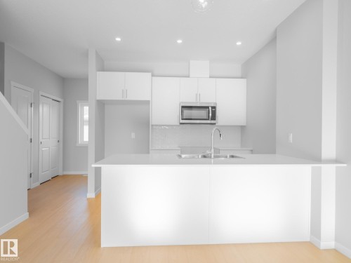 7230 Rosenthal Drive, Edmonton, AB - Indoor Photo Showing Kitchen