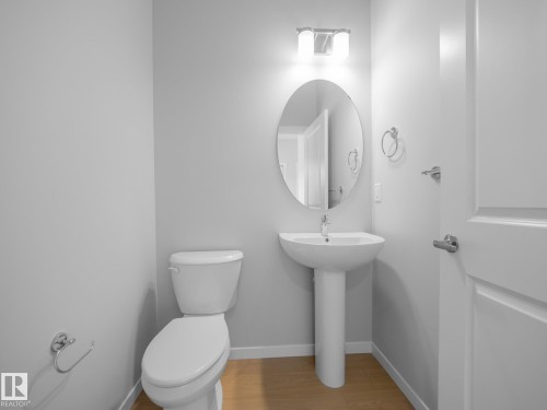 7230 Rosenthal Drive, Edmonton, AB - Indoor Photo Showing Bathroom