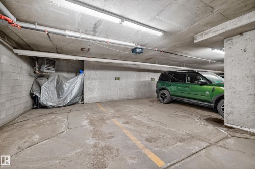 310 3719 Whitelaw Lane, Edmonton, AB - Indoor Photo Showing Garage