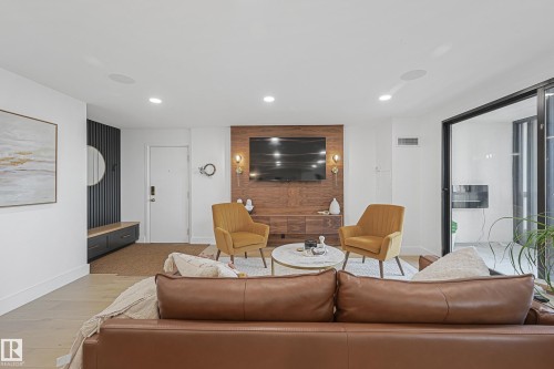 701 11503 100 Avenue, Edmonton, AB - Indoor Photo Showing Living Room