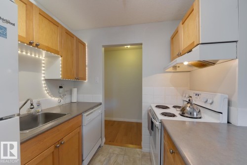 102 11217 103 Avenue, Edmonton, AB - Indoor Photo Showing Kitchen