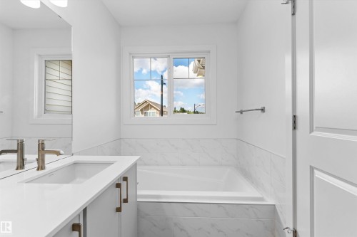 20803 40 Avenue Nw, Edmonton, AB - Indoor Photo Showing Bathroom