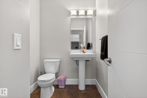 11732 18 Avenue, Edmonton, AB - Indoor Photo Showing Bathroom