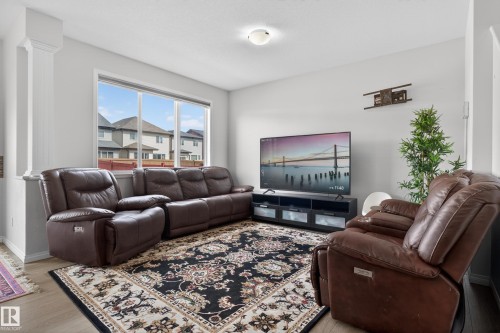 5242 23 Avenue, Edmonton, AB - Indoor Photo Showing Living Room