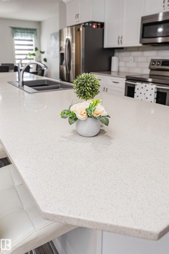 2051 Graydon Hill Crescent, Edmonton, AB - Indoor Photo Showing Kitchen