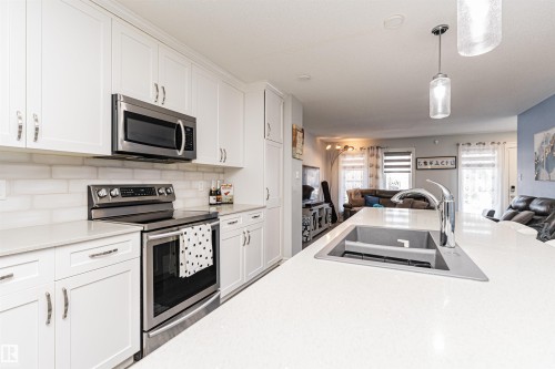 2051 Graydon Hill Crescent, Edmonton, AB - Indoor Photo Showing Kitchen