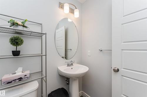 2051 Graydon Hill Crescent, Edmonton, AB - Indoor Photo Showing Bathroom