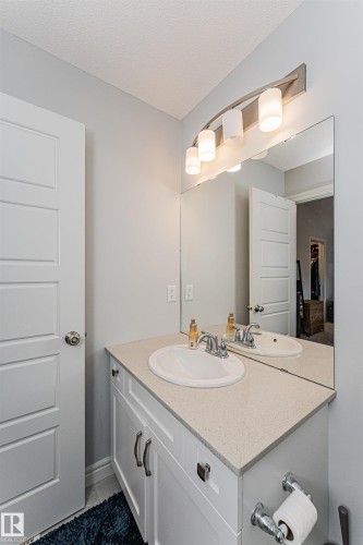 2051 Graydon Hill Crescent, Edmonton, AB - Indoor Photo Showing Bathroom