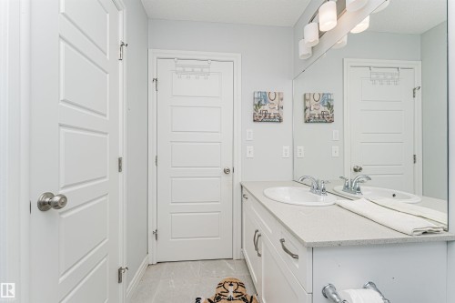 2051 Graydon Hill Crescent, Edmonton, AB - Indoor Photo Showing Bathroom