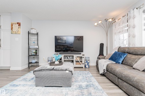 2051 Graydon Hill Crescent, Edmonton, AB - Indoor Photo Showing Living Room