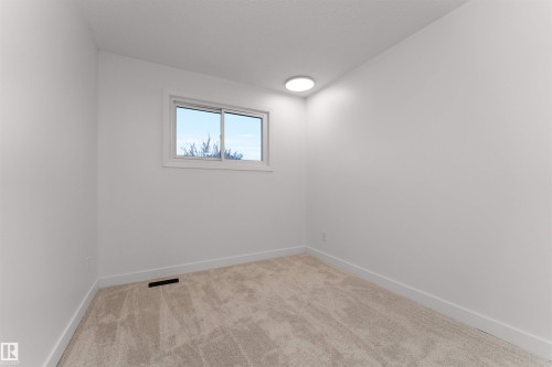 Neutral-toned carpeting complements the light wall finishes - 3208 130 Avenue, Edmonton, AB - Indoor Photo Showing Other Room
