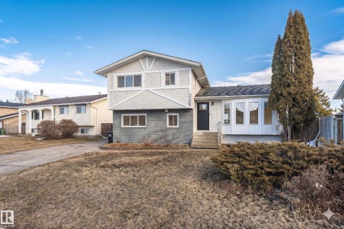 Split-level residence featuring a textured facade and dark trim accents - 3208 130 Avenue, Edmonton, AB - Outdoor With Facade