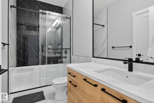 1815 17 Avenue, Edmonton, AB - Indoor Photo Showing Bathroom