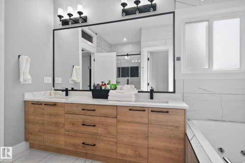 1815 17 Avenue, Edmonton, AB - Indoor Photo Showing Bathroom