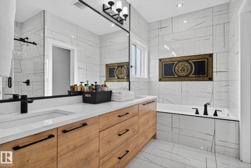 1815 17 Avenue, Edmonton, AB - Indoor Photo Showing Bathroom