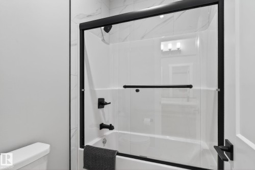 1815 17 Avenue, Edmonton, AB - Indoor Photo Showing Bathroom