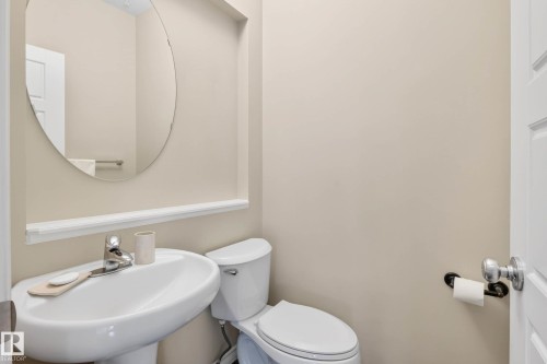 3233 21A Avenue, Edmonton, AB - Indoor Photo Showing Bathroom