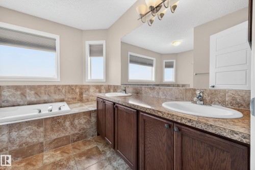 3233 21A Avenue, Edmonton, AB - Indoor Photo Showing Bathroom