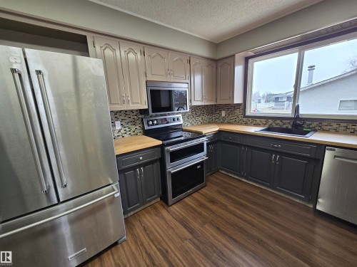 4101 South Park Drive, Leduc, AB - Indoor Photo Showing Kitchen With Stainless Steel Kitchen