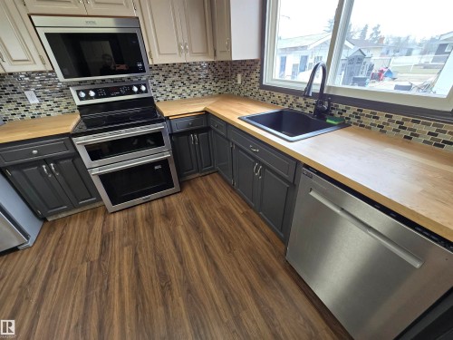 4101 South Park Drive, Leduc, AB - Indoor Photo Showing Kitchen