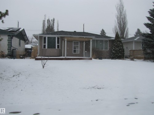 Single-story residence featuring a covered front porch and a bay window - 7135 87 Street, Edmonton, AB - Outdoor