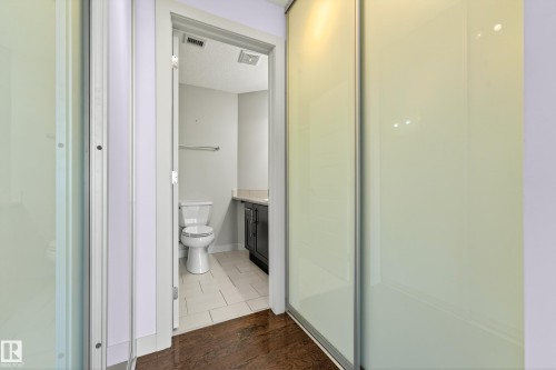 413 10530 56 Avenue, Edmonton, AB - Indoor Photo Showing Bathroom