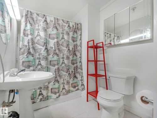 9632 106A Avenue, Edmonton, AB - Indoor Photo Showing Bathroom