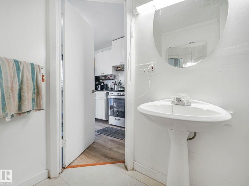 9632 106A Avenue, Edmonton, AB - Indoor Photo Showing Bathroom