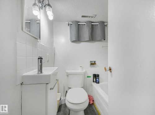 9632 106A Avenue, Edmonton, AB - Indoor Photo Showing Bathroom