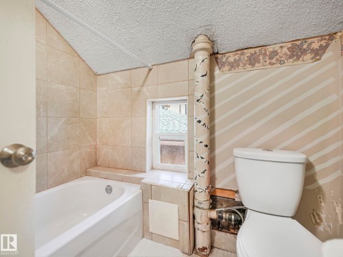 9632 106A Avenue, Edmonton, AB - Indoor Photo Showing Bathroom