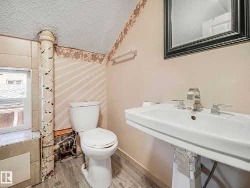 9632 106A Avenue, Edmonton, AB - Indoor Photo Showing Bathroom
