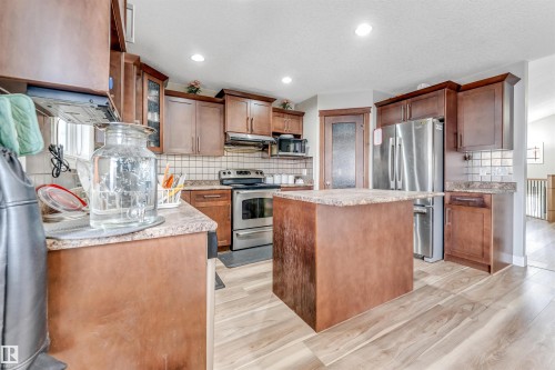 3228 18 St, Edmonton, AB - Indoor Photo Showing Kitchen