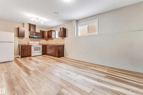 3228 18 St, Edmonton, AB - Indoor Photo Showing Kitchen