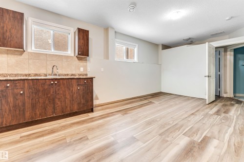 3228 18 St, Edmonton, AB - Indoor Photo Showing Kitchen