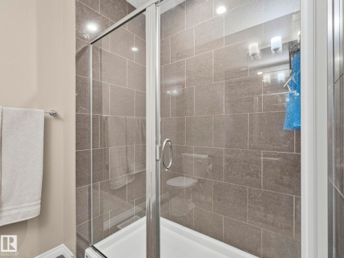 8119 Chappelle Way, Edmonton, AB - Indoor Photo Showing Bathroom