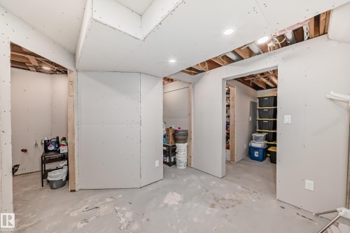3207 139 Avenue, Edmonton, AB - Indoor Photo Showing Garage