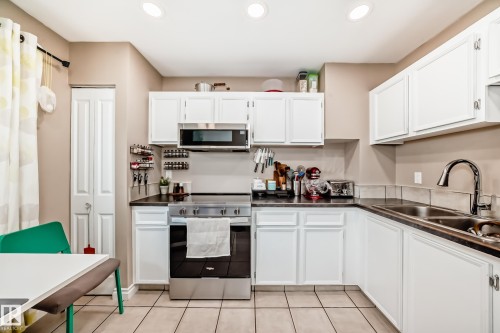 3207 139 Avenue, Edmonton, AB - Indoor Photo Showing Kitchen With Double Sink