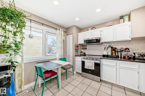 3207 139 Avenue, Edmonton, AB - Indoor Photo Showing Kitchen
