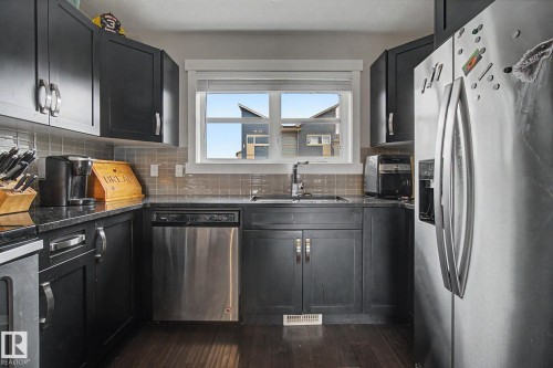 121 401 Southfork Drive, Leduc, AB - Indoor Photo Showing Kitchen