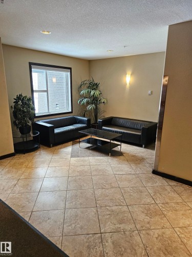 Edmonton, AB - Indoor Photo Showing Other Room