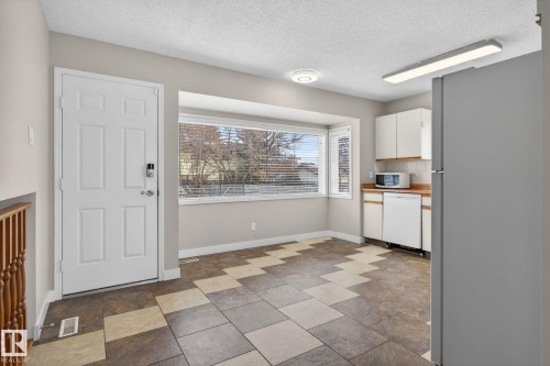 Chequered tile flooring complemented by a large bay window with blinds - 18604 97A Avenue, Edmonton, AB - Indoor