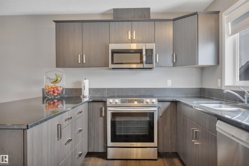 419 Simpkins Link, Leduc, AB - Indoor Photo Showing Kitchen