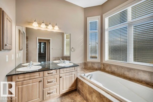 17 12610 15 Avenue, Edmonton, AB - Indoor Photo Showing Bathroom