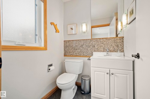 9604 100A Street, Edmonton, AB - Indoor Photo Showing Bathroom