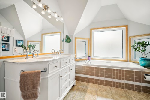9604 100A Street, Edmonton, AB - Indoor Photo Showing Bathroom